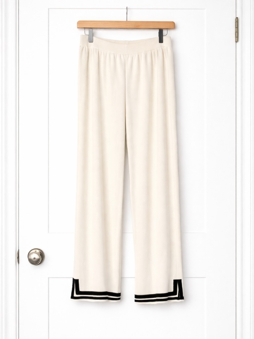 Women’s Cream Short-Sleeve Pajama Set with Black Trim Sz XL - Picture 3 of 4